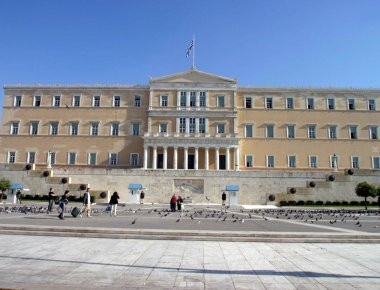 Σφοδρές αντιδράσεις της αντιπολίτευσης για την παραδοχή Τσιρώνη σχετικά με το παράλληλο νόμισμα